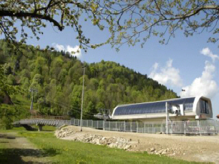 PALENICA Gipfel mit einer Sesselseilbahn und drei Skiliften