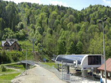 PALENICA Gipfel mit einer Sesselseilbahn und drei Skiliften