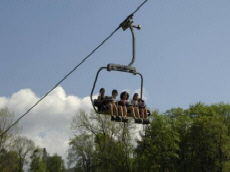PALENICA Gipfel mit einer Sesselseilbahn und drei Skiliften
