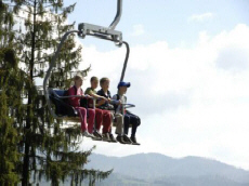 PALENICA Gipfel mit einer Sesselseilbahn und drei Skiliften