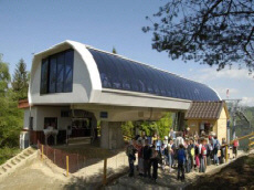 PALENICA Gipfel mit einer Sesselseilbahn und drei Skiliften