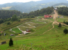 PALENICA Gipfel mit einer Sesselseilbahn und drei Skiliften