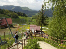 PALENICA Gipfel mit einer Sesselseilbahn und drei Skiliften