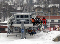 PALENICA Gipfel mit einer Sesselseilbahn und drei Skiliften