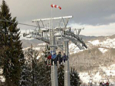 PALENICA Gipfel mit einer Sesselseilbahn und drei Skiliften