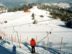PALENICA Gipfel mit einer Sesselseilbahn und drei Skiliften