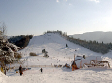 PALENICA Gipfel mit einer Sesselseilbahn und drei Skiliften