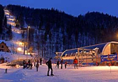 PALENICA Gipfel mit einer Sesselseilbahn und drei Skiliften
