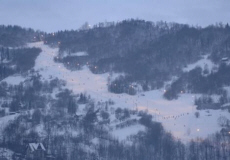 PALENICA Gipfel mit einer Sesselseilbahn und drei Skiliften
